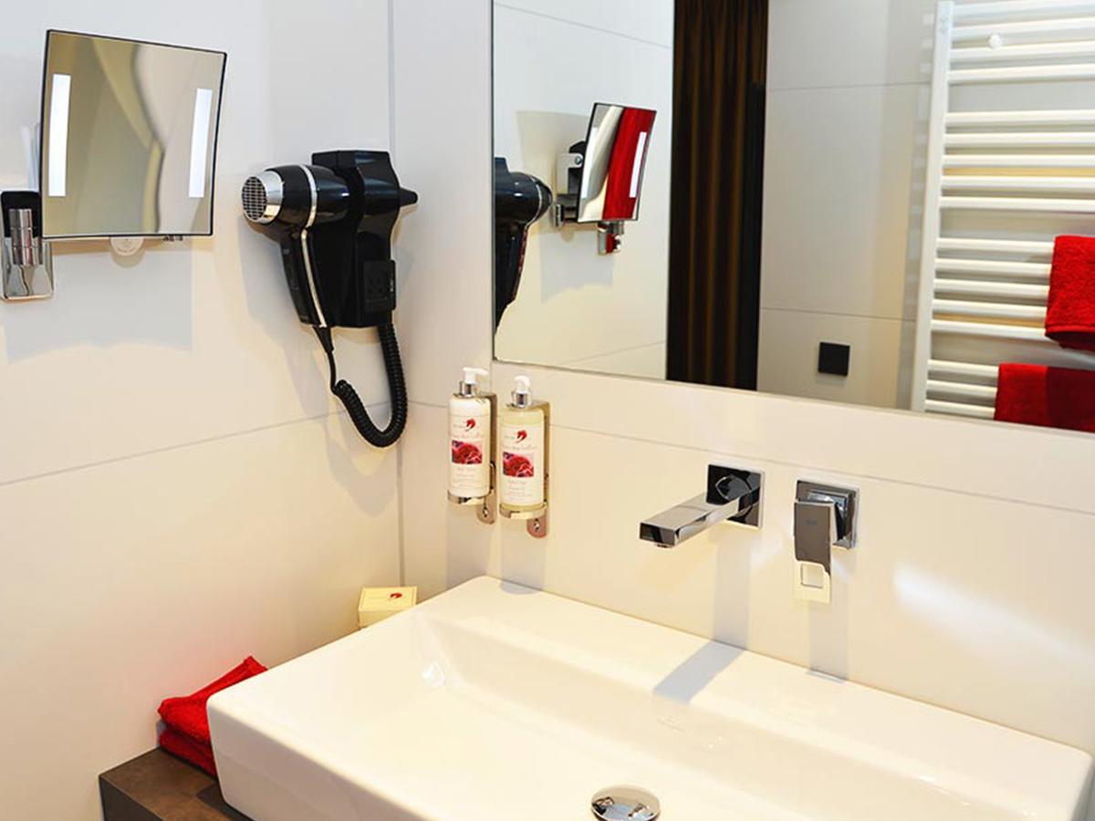 Hotel Rotes Einhorn **** Düren - Eifel エクステリア 写真